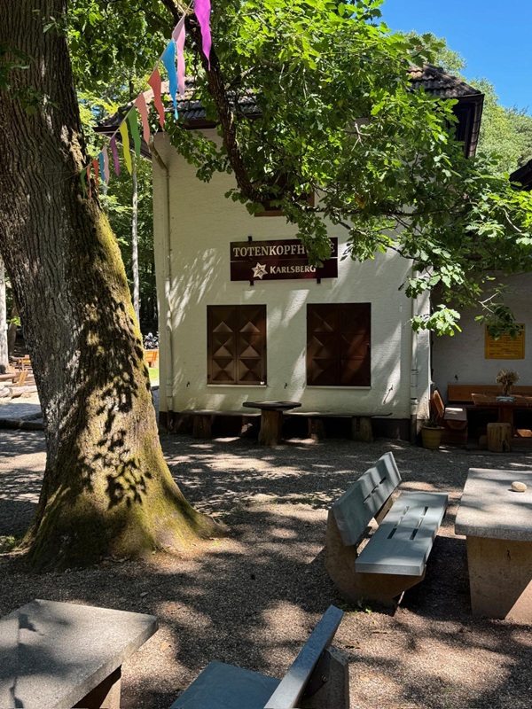 Genussvoll wandern für Anfänger in der Pfalz - hier: Die Totenkopfhütte