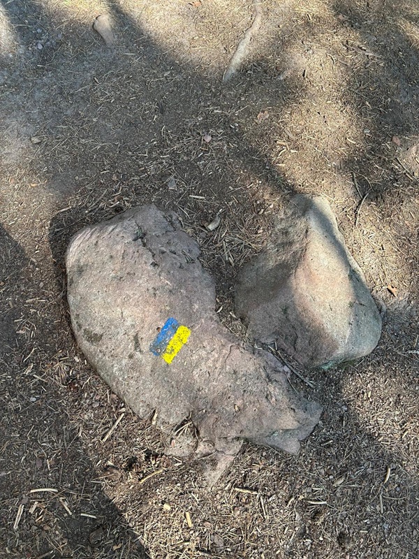 Wanderschild Blau-Gelb auf Felsen