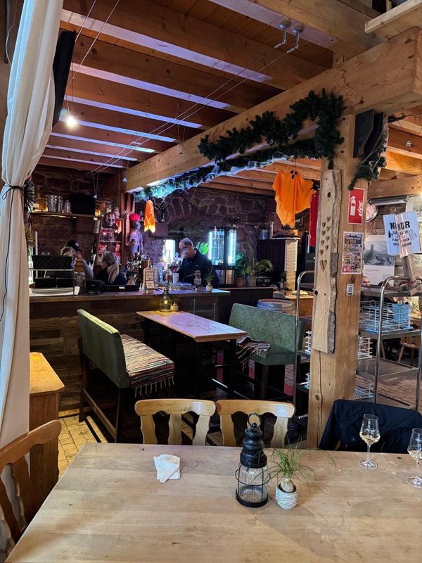 Pfälzerwald-Burgruinen - hier: Die Madenburg