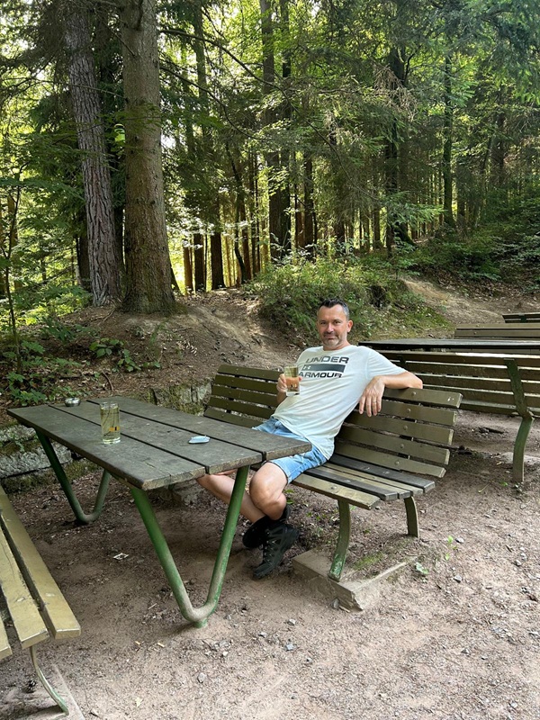 Pfälzerwald-Hütten - hier: Die Edenkobener Hütte am Hüttenbrunnen