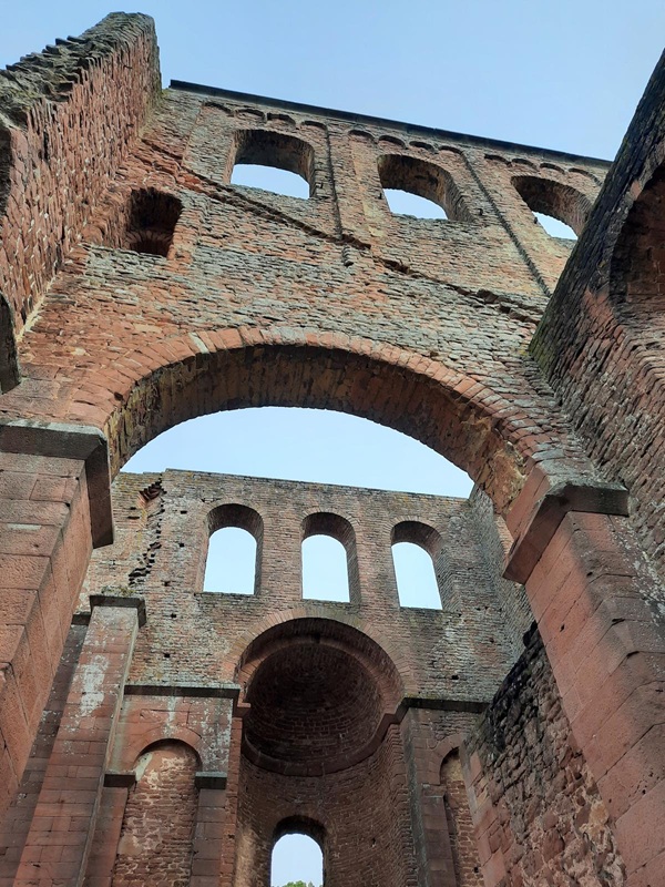 Pfälzerwald-Burgruinen - hier: Klosterruine Limburg