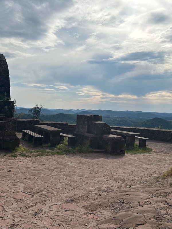 Pfälzerwald-Burgruinen - hier: Die Madenburg