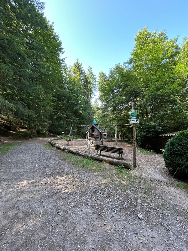 Pfälzerwald-Hütten - hier: Die Edenkobener Hütte am Hüttenbrunnen