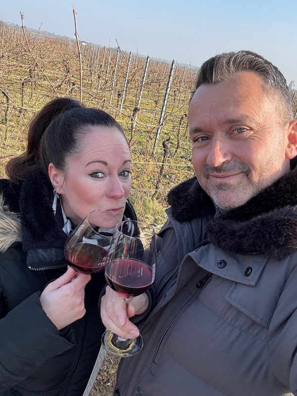 Weinwanderung in der Pfalz: Wir zwei mit einem Glas Rotwein